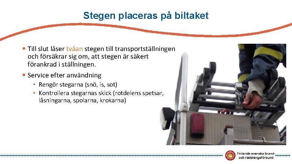 Stegen placeras på biltaket § Till slut låser tvåan stegen till transportställningen och försäkrar