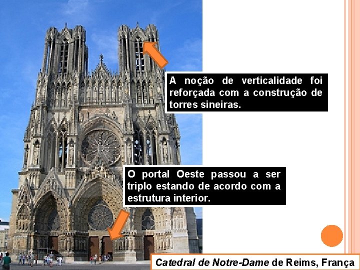A noção de verticalidade foi reforçada com a construção de torres sineiras. O portal