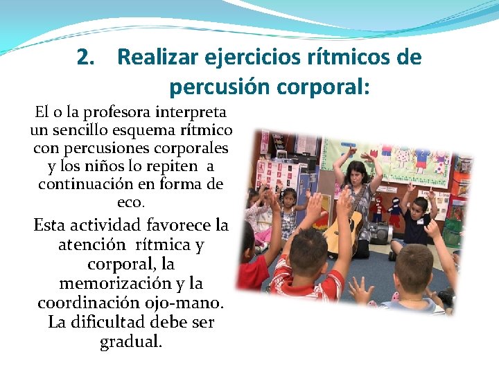 2. Realizar ejercicios rítmicos de percusión corporal: El o la profesora interpreta un sencillo