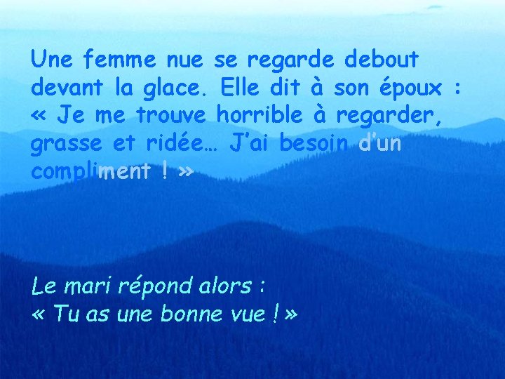 Une femme nue se regarde debout devant la glace. Elle dit à son époux