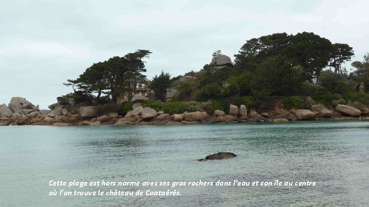 Cette plage est hors norme avec ses gros rochers dans l’eau et son île