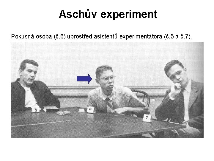 Aschův experiment Pokusná osoba (č. 6) uprostřed asistentů experimentátora (č. 5 a č. 7).