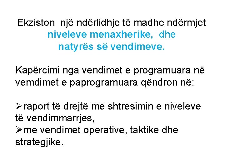 Ekziston njё ndёrlidhje tё madhe ndёrmjet niveleve menaxherike, dhe natyrёs sё vendimeve. Kapërcimi nga