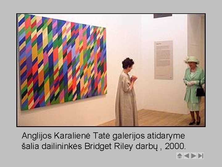 Anglijos Karalienė Tatė galerijos atidaryme šalia dailininkės Bridget Riley darbų , 2000. 