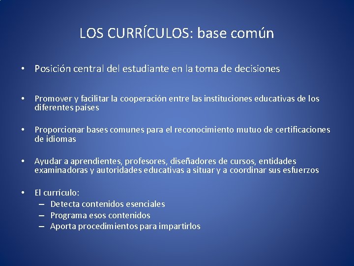 LOS CURRÍCULOS: base común • Posición central del estudiante en la toma de decisiones LOS CURRÍCULOS: base común • Posición central del estudiante en la toma de decisiones