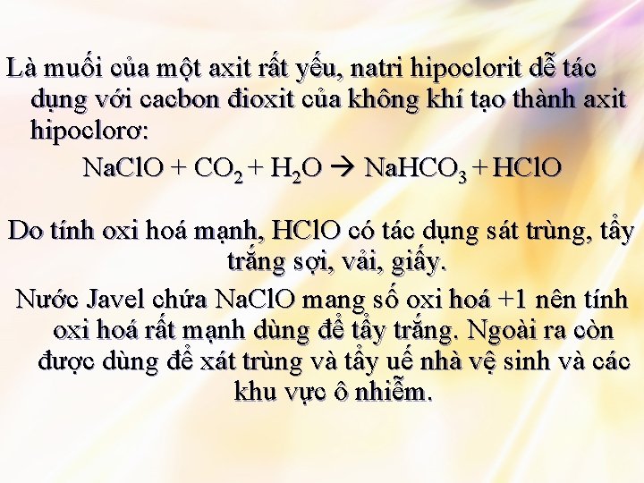 Là muối của một axit rất yếu, natri hipoclorit dễ tác dụng với cacbon