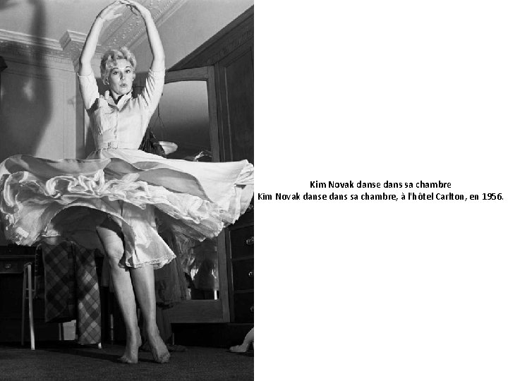 Kim Novak danse dans sa chambre, à l'hôtel Carlton, en 1956. 