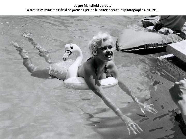 Jayne Mansfield barbote La très sexy Jayne Mansfield se prête au jeu de la