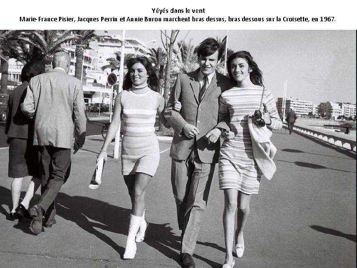 Yéyés dans le vent Marie-France Pisier, Jacques Perrin et Annie Buron marchent bras dessus,