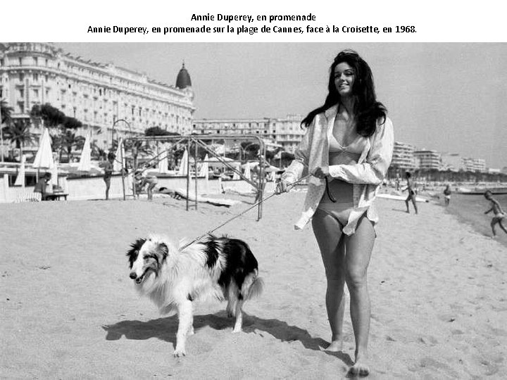 Annie Duperey, en promenade sur la plage de Cannes, face à la Croisette, en