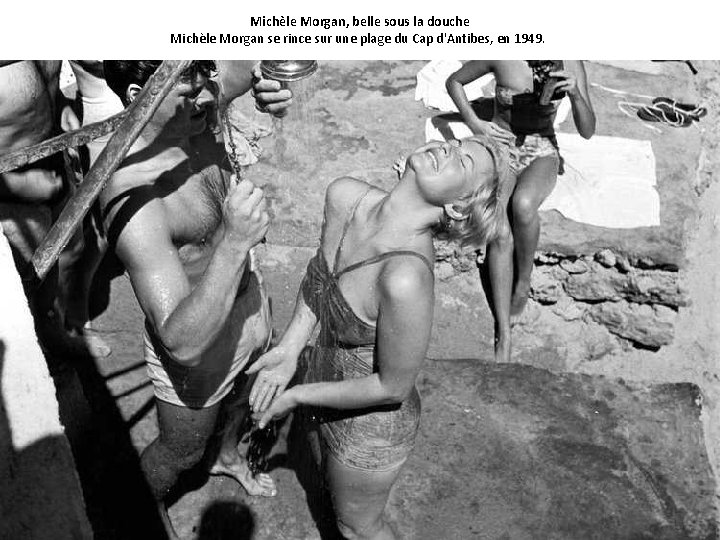 Michèle Morgan, belle sous la douche Michèle Morgan se rince sur une plage du