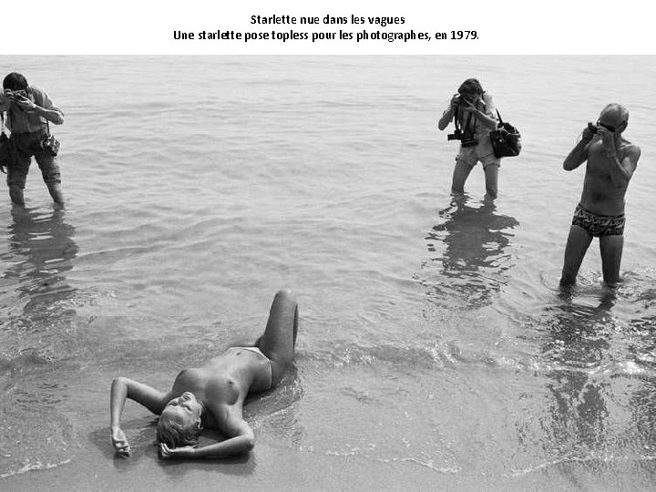 Starlette nue dans les vagues Une starlette pose topless pour les photographes, en 1979.
