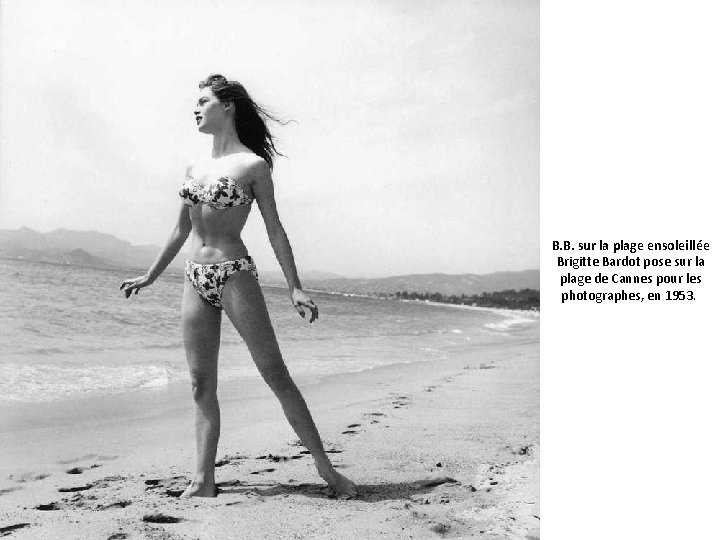 B. B. sur la plage ensoleillée Brigitte Bardot pose sur la plage de Cannes
