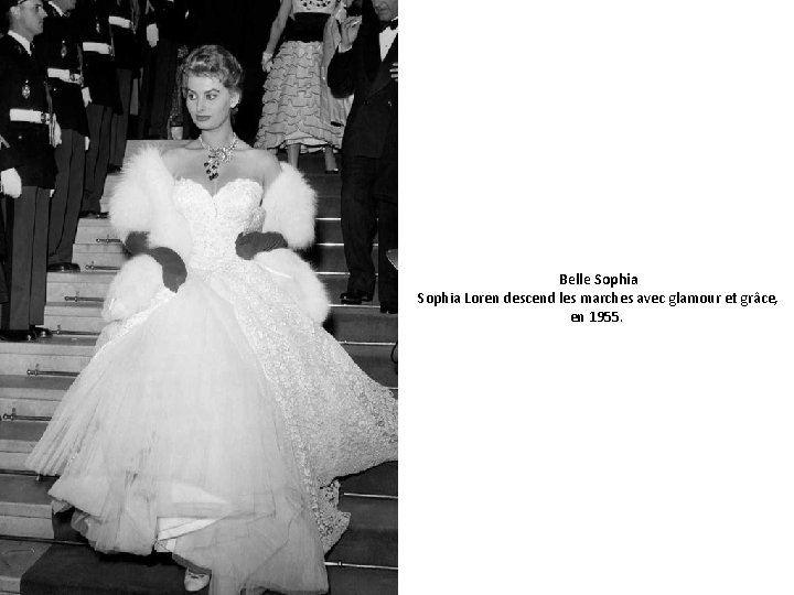 Belle Sophia Loren descend les marches avec glamour et grâce, en 1955. 