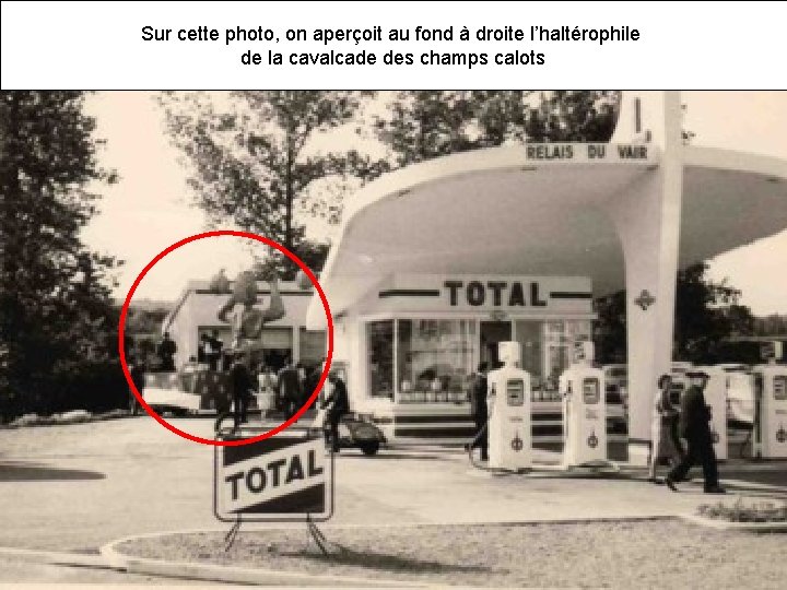 Sur cette photo, on aperçoit au fond à droite l’haltérophile de la cavalcade des