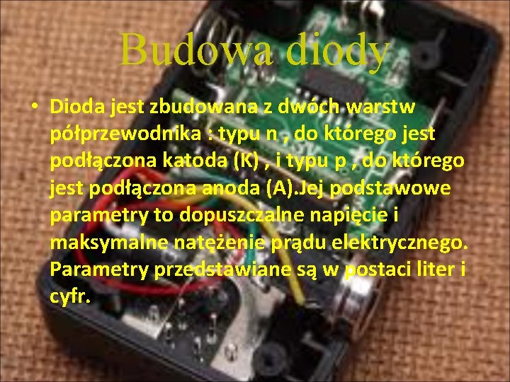 Budowa diody • Dioda jest zbudowana z dwóch warstw półprzewodnika : typu n ,
