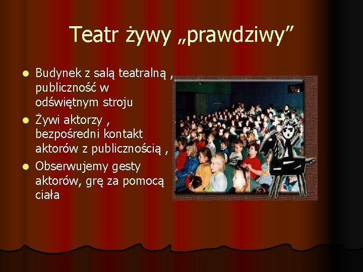 Teatr żywy „prawdziwy” Budynek z salą teatralną , publiczność w odświętnym stroju l Żywi