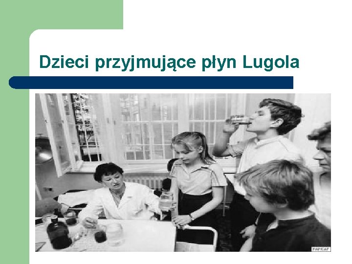 Dzieci przyjmujące płyn Lugola 