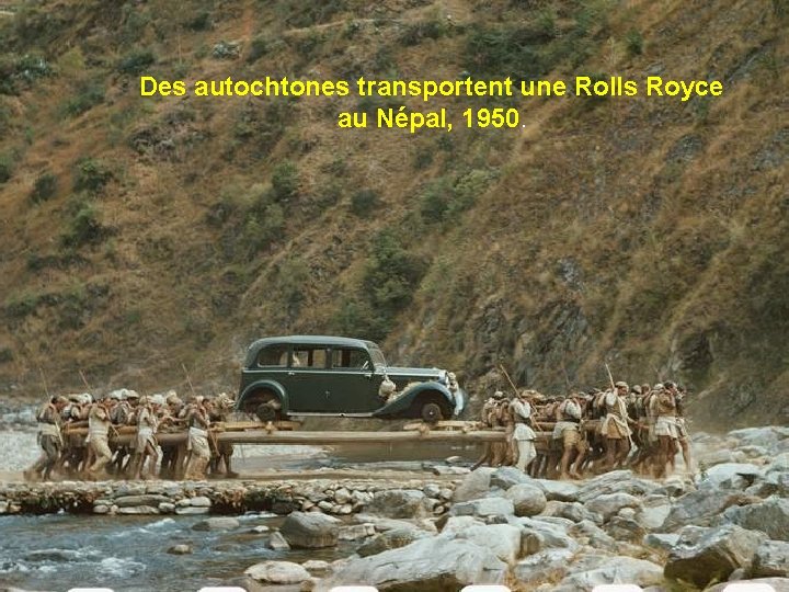 Des autochtones transportent une Rolls Royce au Népal, 1950. 