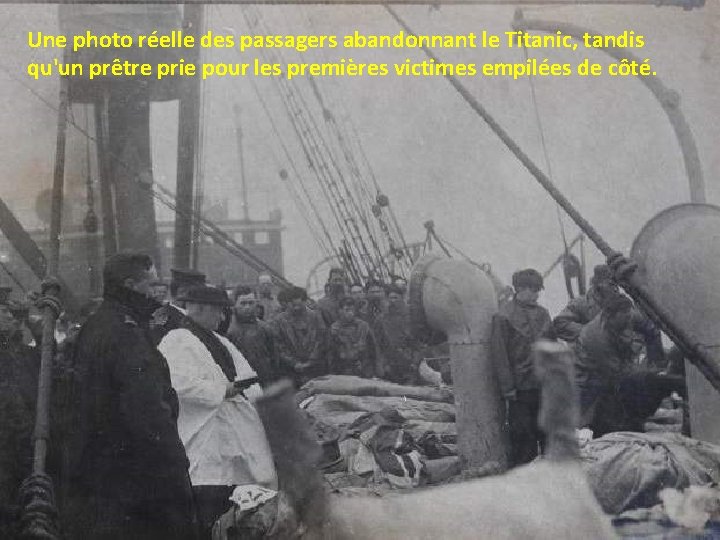 Une photo réelle des passagers abandonnant le Titanic, tandis qu'un prêtre prie pour les