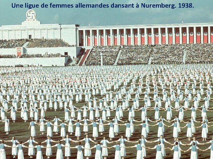 Une ligue de femmes allemandes dansant à Nuremberg. 1938. 
