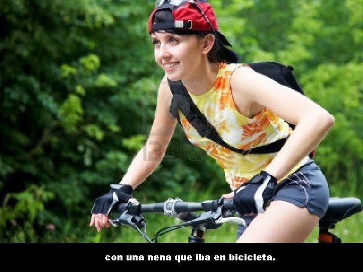 con una nena que iba en bicicleta. 