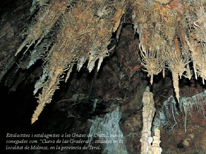 Estalactites i estalagmites a les Grutes de Cristal, també conegudes com “Cueva de las