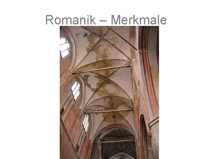 Romanik – Merkmale • Gebundenes System • Wuchtige Mauern mit kleinen Fenstern • Vieltürmigkeit