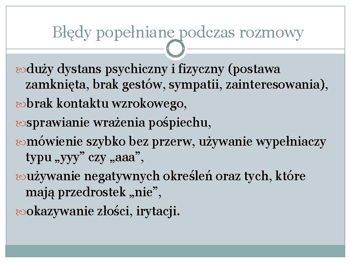 Błędy popełniane podczas rozmowy duży dystans psychiczny i fizyczny (postawa zamknięta, brak gestów, sympatii,