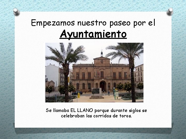 Empezamos nuestro paseo por el Ayuntamiento Se llamaba EL LLANO porque durante siglos se