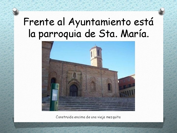 Frente al Ayuntamiento está la parroquia de Sta. María. Construida encima de una vieja