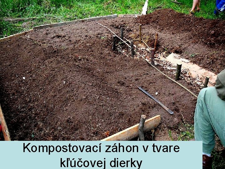 Kompostovací záhon v tvare kľúčovej dierky 