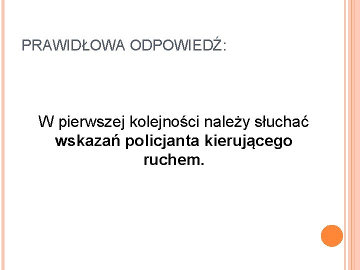 PRAWIDŁOWA ODPOWIEDŹ: W pierwszej kolejności należy słuchać wskazań policjanta kierującego ruchem. 