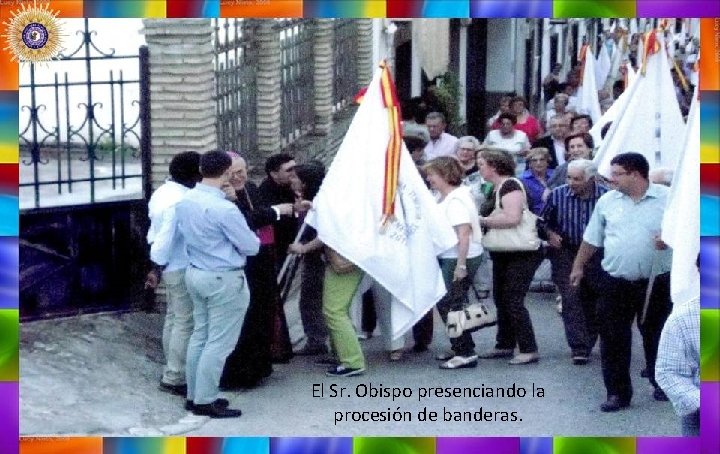 El Sr. Obispo presenciando la procesión de banderas. 