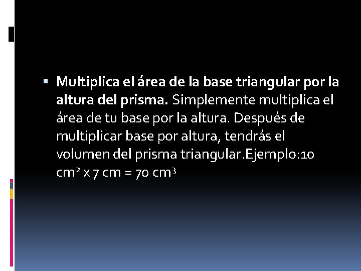  Multiplica el área de la base triangular por la altura del prisma. Simplemente