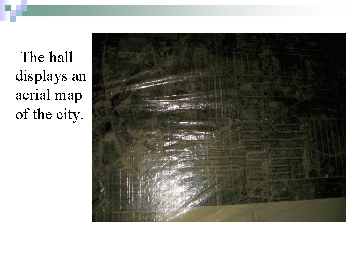 The hall displays an aerial map of the city. 