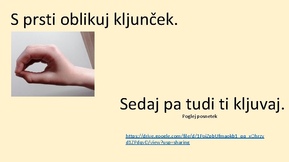 S prsti oblikuj kljunček. Sedaj pa tudi ti kljuvaj. Poglej posnetek https: //drive. google.