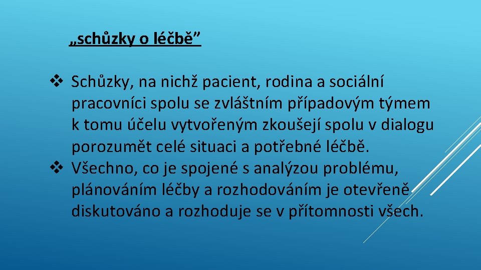 „schůzky o léčbě” v Schůzky, na nichž pacient, rodina a sociální pracovníci spolu se