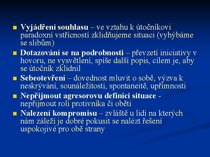 n n n Vyjádření souhlasu – ve vztahu k útočníkovi paradoxní vstřícností zklidňujeme situaci