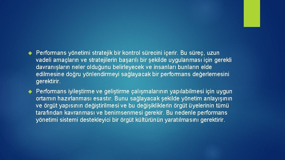 Performans yönetimi stratejik bir kontrol sürecini içerir. Bu süreç, uzun vadeli amaçların ve Performans yönetimi stratejik bir kontrol sürecini içerir. Bu süreç, uzun vadeli amaçların ve