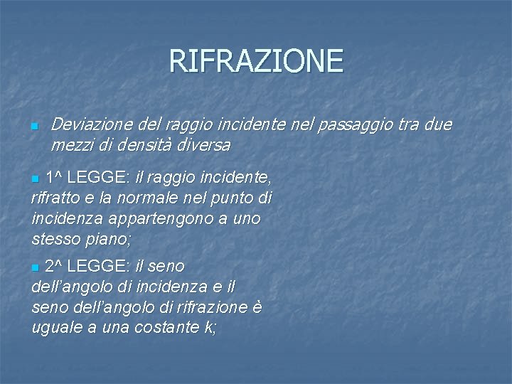 RIFRAZIONE n Deviazione del raggio incidente nel passaggio tra due mezzi di densità diversa