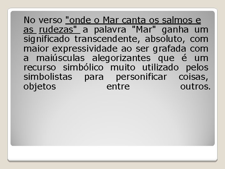 No verso "onde o Mar canta os salmos e as rudezas" a palavra "Mar" No verso "onde o Mar canta os salmos e as rudezas" a palavra "Mar"
