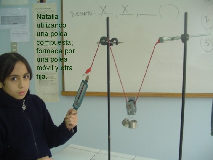 Natalia utilizando una polea compuesta; formada por una polea móvil y otra fija. 