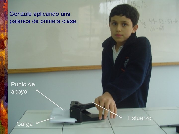 Gonzalo aplicando una palanca de primera clase. Punto de apoyo Carga Esfuerzo 