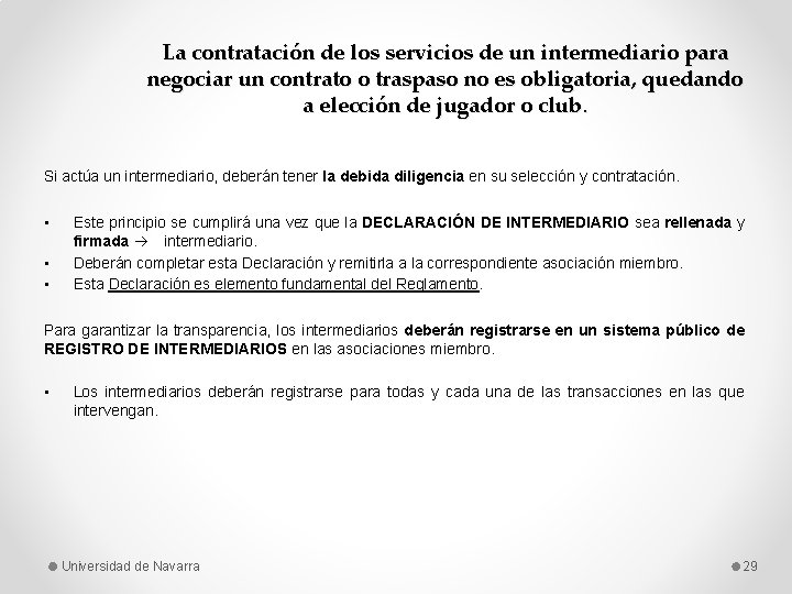 La contratación de los servicios de un intermediario para negociar un contrato o traspaso