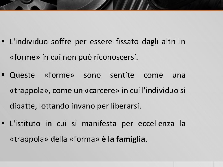 § L'individuo soffre per essere fissato dagli altri in «forme» in cui non può