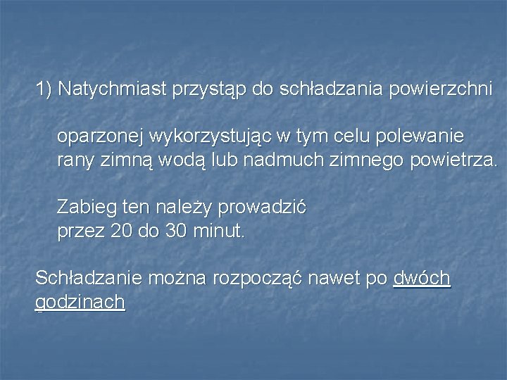 1) Natychmiast przystąp do schładzania powierzchni oparzonej wykorzystując w tym celu polewanie rany zimną