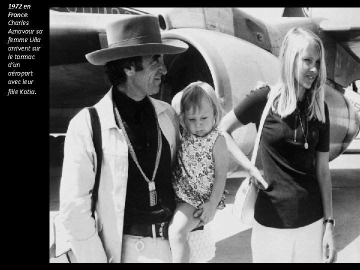 1972 en France. Charles Aznavour sa femme Ulla arrivent sur le tarmac d'un aéroport 1972 en France. Charles Aznavour sa femme Ulla arrivent sur le tarmac d'un aéroport