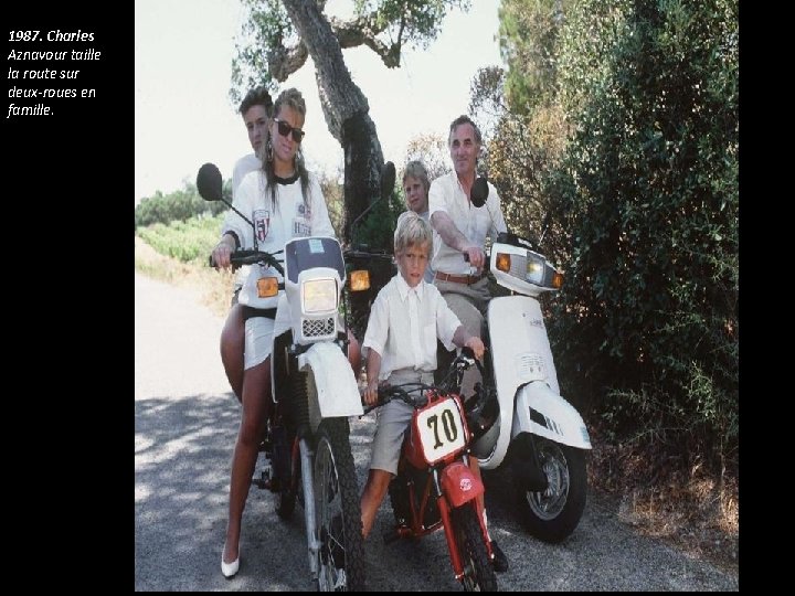 1987. Charles Aznavour taille la route sur deux-roues en famille. 1987. Charles Aznavour taille la route sur deux-roues en famille.