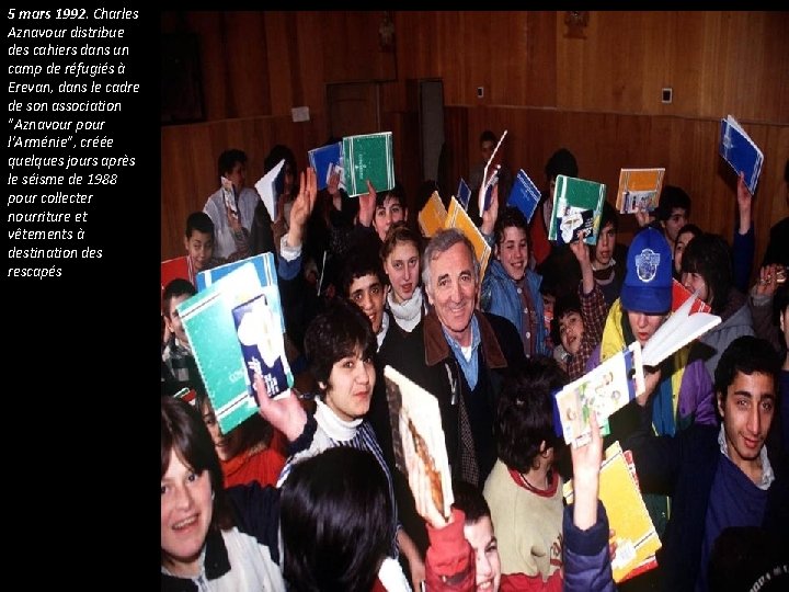 5 mars 1992. Charles Aznavour distribue des cahiers dans un camp de réfugiés à 5 mars 1992. Charles Aznavour distribue des cahiers dans un camp de réfugiés à